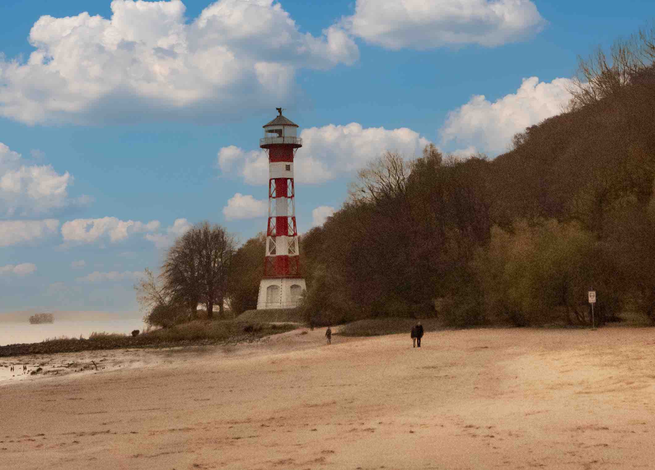 Bild von Rissener Leuchtturm mit blauem Himmel und einigen Wolken